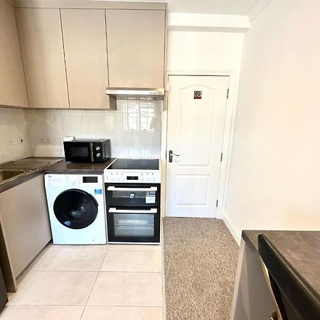 Spectacular Modern, Private Apartment,15 Mins To Central London 亨顿 外观 照片