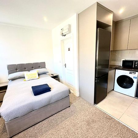 Spectacular Modern, Private Apartment,15 Mins To Central London 亨顿 外观 照片