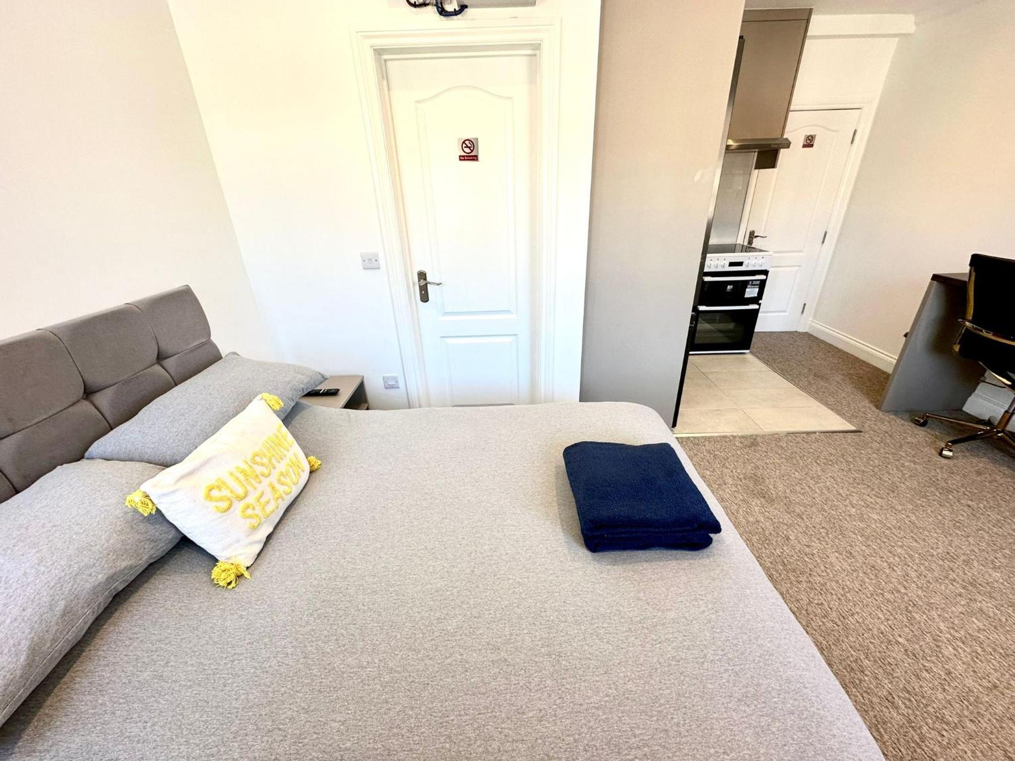 Spectacular Modern, Private Apartment,15 Mins To Central London 亨顿 外观 照片