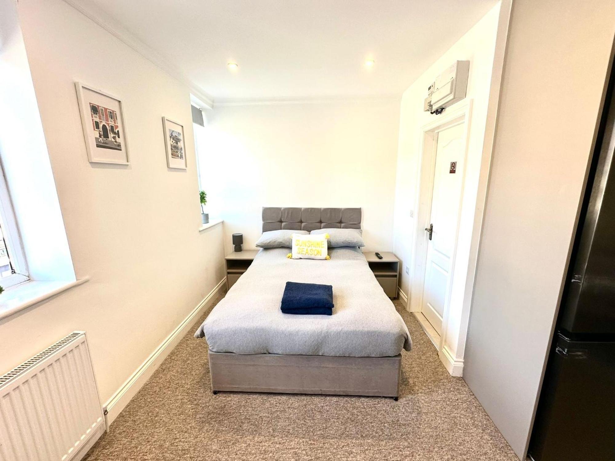 Spectacular Modern, Private Apartment,15 Mins To Central London 亨顿 外观 照片