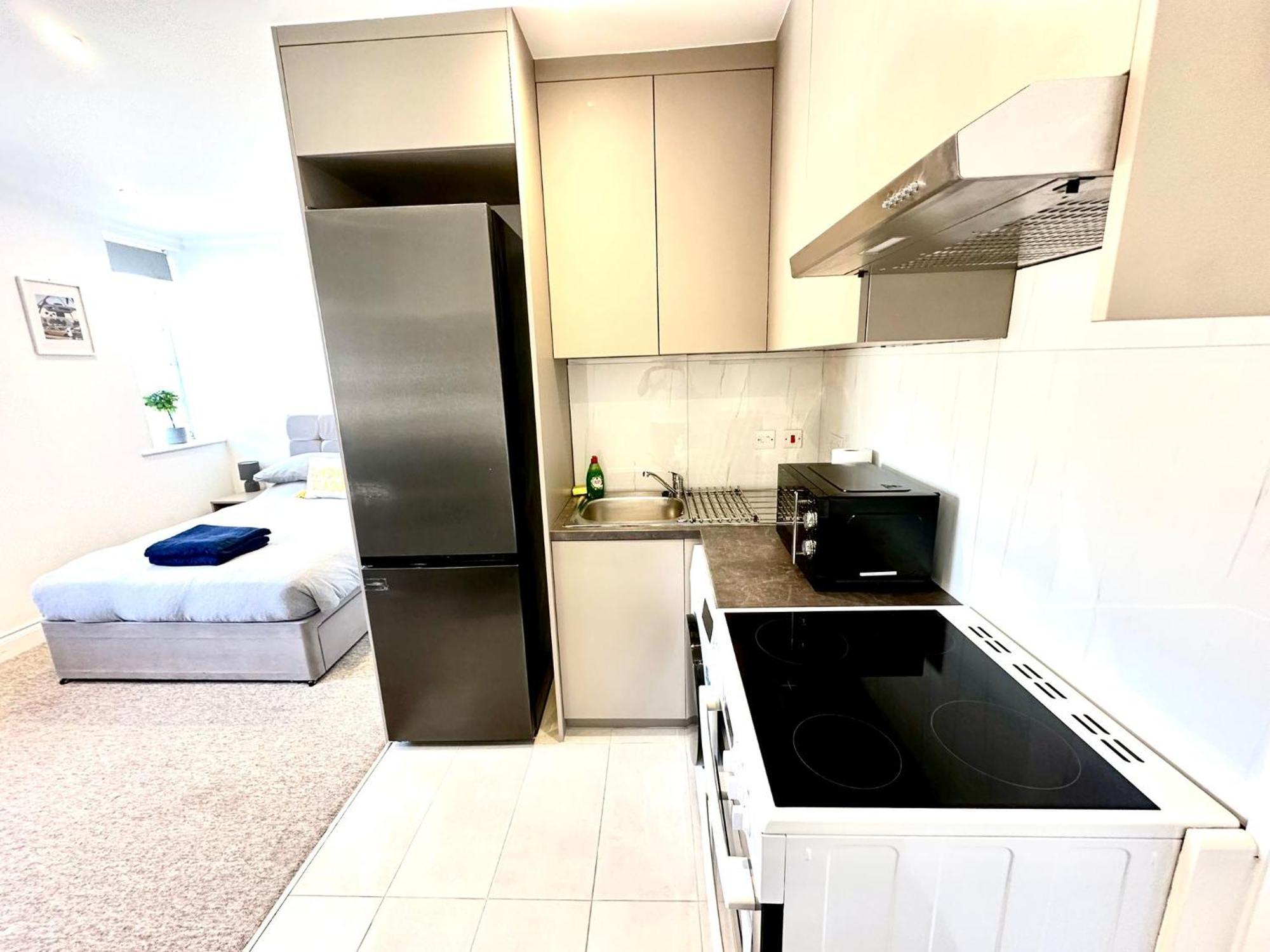 Spectacular Modern, Private Apartment,15 Mins To Central London 亨顿 外观 照片