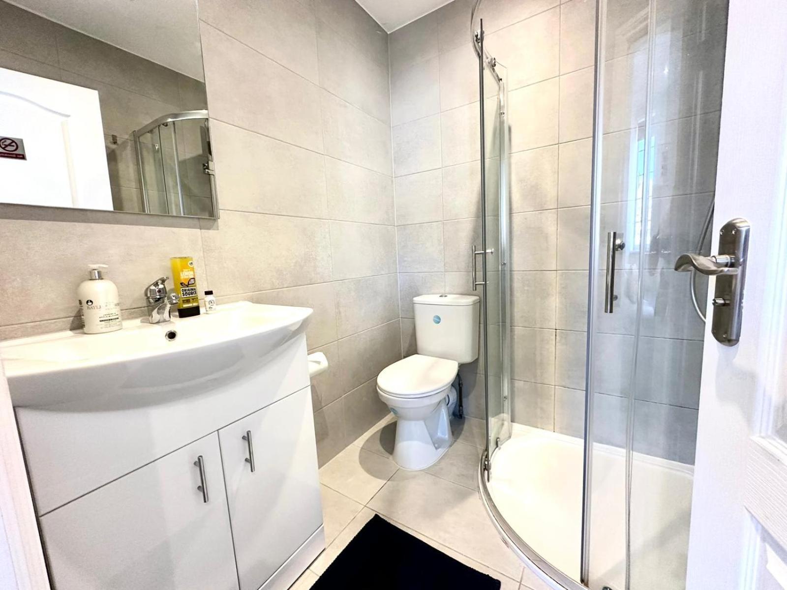 Spectacular Modern, Private Apartment,15 Mins To Central London 亨顿 外观 照片