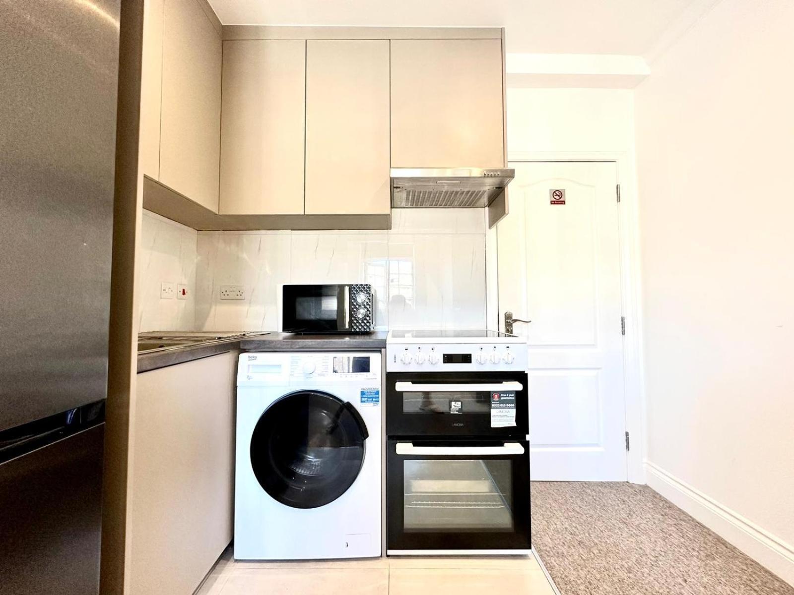 Spectacular Modern, Private Apartment,15 Mins To Central London 亨顿 外观 照片