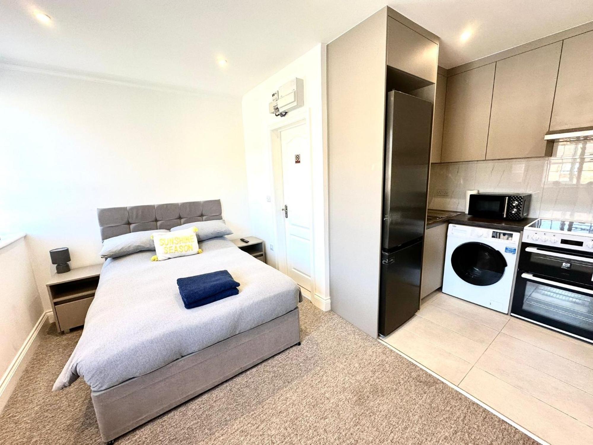 Spectacular Modern, Private Apartment,15 Mins To Central London 亨顿 外观 照片